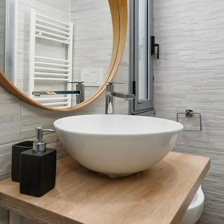 Classbnb - Just 2 Minutes Walk From Domodossola M5 Metro Station Apartment