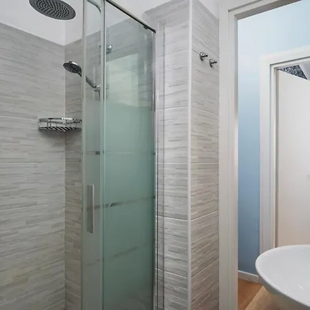 Classbnb - Just 2 Minutes Walk From Domodossola M5 Metro Station Apartment *